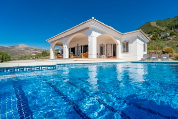 Holiday home with pool in the Axarquia