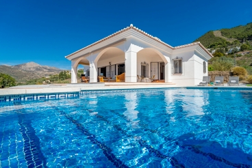 Casa rural con piscina en la Axarquía