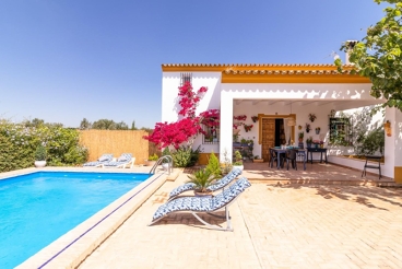Holiday home with pool and barbecue in La Puebla de Cazalla for 8 people