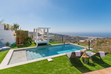 Moderna casa de vacaciones con piscina y vistas al mar