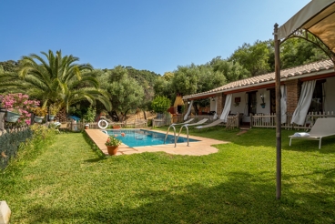 Bonita casa rural en la montaña con juegos para niños y jardín