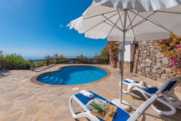 Casa tradicional con impresionantes vistas al mar y a la montaña