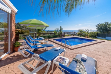 Acogedora casa de vacaciones con vistas al mar y piscina