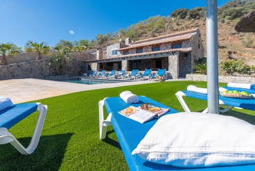 Stunning villa on the hills of El Borge, ideal for groups
