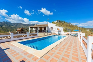 Casa rural con amplia terraza con piscina y vistas a las montañas