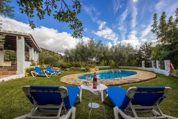 Paradisische Villa mit wunderbarem Garten und privatem Pool