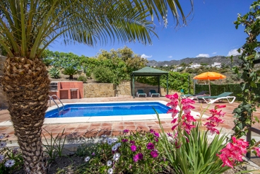 Maison rurale colorée avec terrasse et piscine