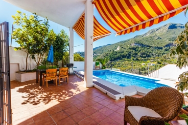 Comfortable villa with beautiful terrace overlooking Marbella