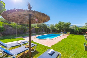 Jolie Villa familiale entourée d´arbres avec piscine