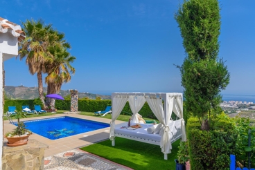 Villa de vacaciones con piscina privada y vistas al mar