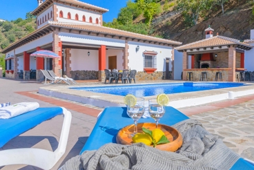 Charming villa with private swimming pool and jacuzzi