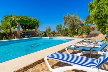 Villa met grote tuin en pool inmidden van heerlijke natuur