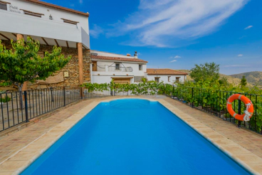 Casa rural para 6 personas con chimenea y aire acondicionado en Laroya