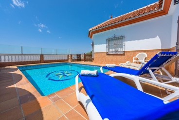 Stylish villa with pool, barbecue and wonderful views