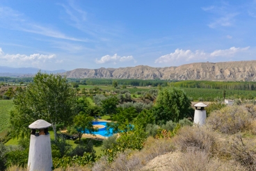 Villa pittoresque avec meubles dans les murs