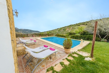 Villa au charme rustique avec piscine et vue montagne