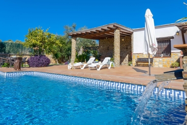 Casa de vacaciones con piscina privada y jardín