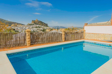 Snug Andalusian house overlooking the white town of Montefrío