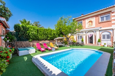 Acogedora y colorida villa con piscina privada