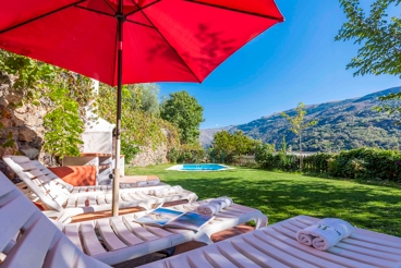 Típica casa andaluza con grandes vistas desde la piscina