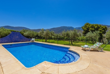 Fantastic villa with well-maintained garden and fenced pool