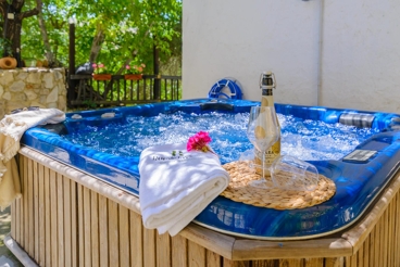 Maison familiale colorée avec jacuzzi