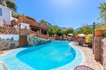 Elegante villa con piscina y vistas a las montañas