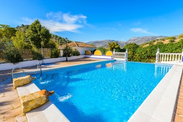 Casa rústica con gran piscina y verdes exteriores