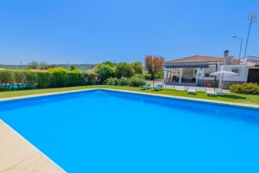 Villa spacieuse avec grande piscine pour famille ou amis