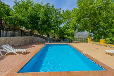 Elegante villa con piscina privada en un hermoso paisaje