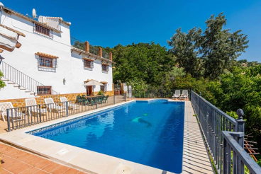 Tradicional casa rural con piscina, perfecta para grupos